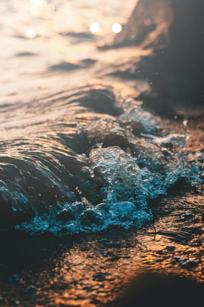 a small wave breaks on the shore